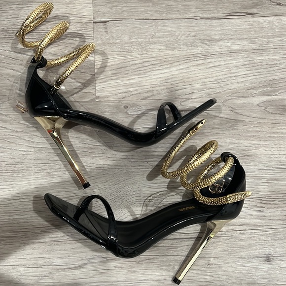 Black heels - Picture 2 of 2